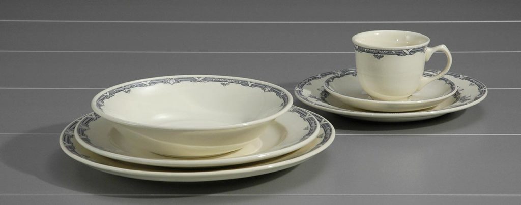 Grand Service De Table Contemporain 12 Personnes, 50 Pièces En Porcelaine Marron Et Blanc
