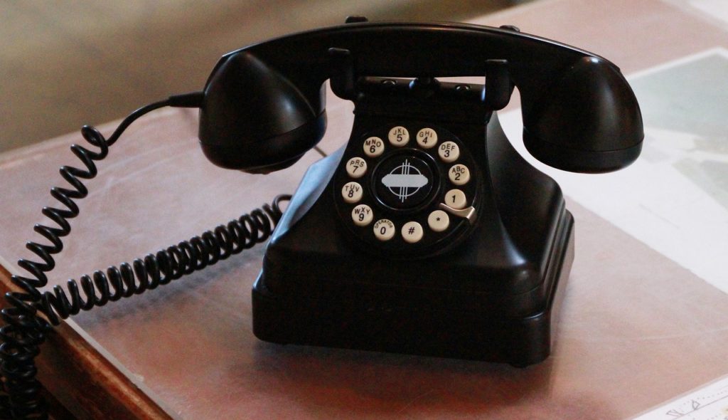 installation de téléphone vintage noir ou isolé sur fond de mur